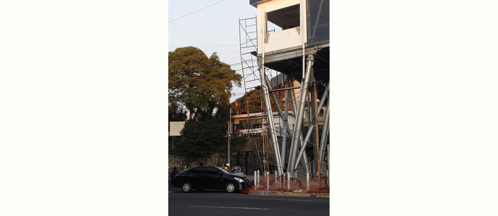Ebrio al volante choca  contra pasarela ubicada frente al anexo del hospital Bloom