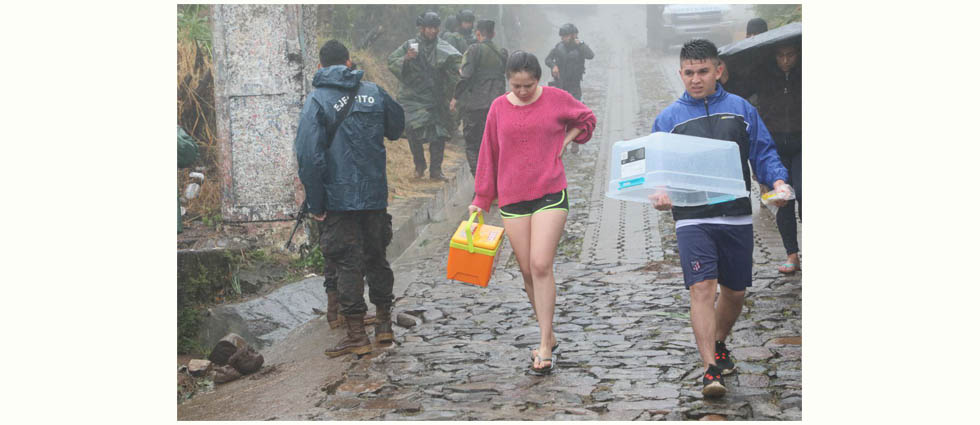 Jóvenes de Comasagua entregan alimentos y café a militares destacados en la zona
