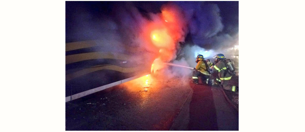 Autobús se incendia en colonia de Santa Tecla
