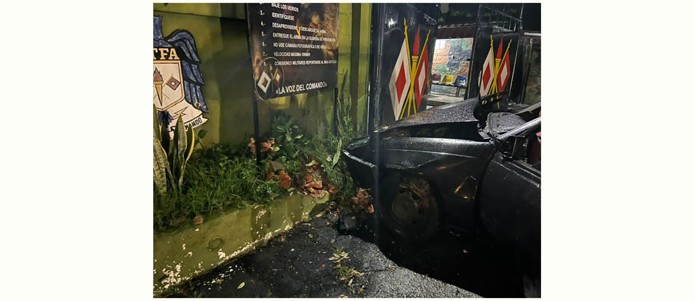 Cuatro lesionados tras choque contra muro de instalaciones militares San Salvador