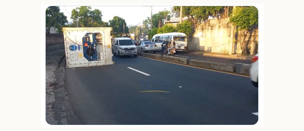 Contenedor se desprende de tráiler sobre el bulevar Venezuela