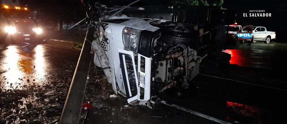 Motorista vuelca sobre la Troncal del Norte y acaba en el hospital