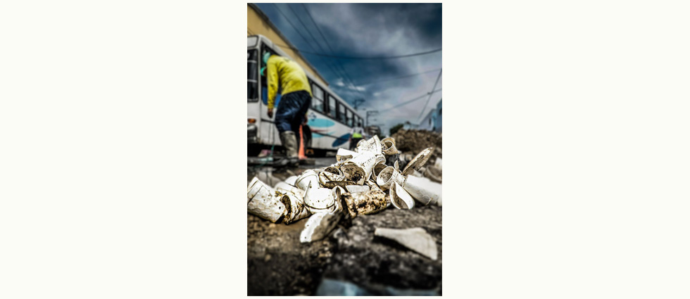 «Por tirar la basura en la calle familias se quedan sin hogar debido a las inundaciones», dicen autoridades