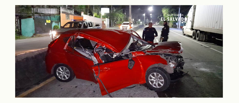 Dos lesionadas tras choque de un auto contra un tráiler que se estacionó en una zona no permitida