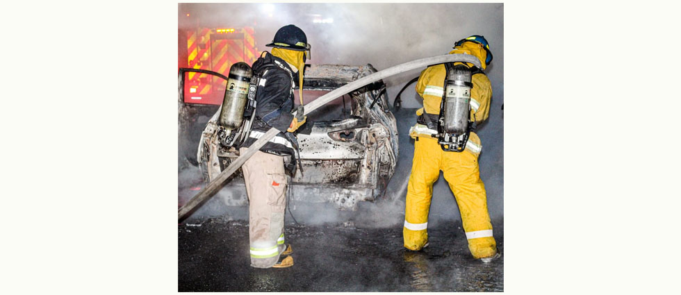 Conductores pierden sus autos luego que se prendieron en llamas