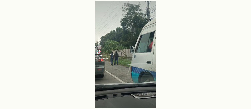 Identifican y sancionan a motorista que fue captado circulando sobre el hombro de la vía