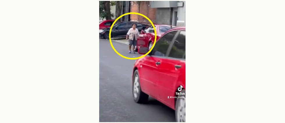 Señora embadurna de heces un vehículo por estacionar cerca de su negocio