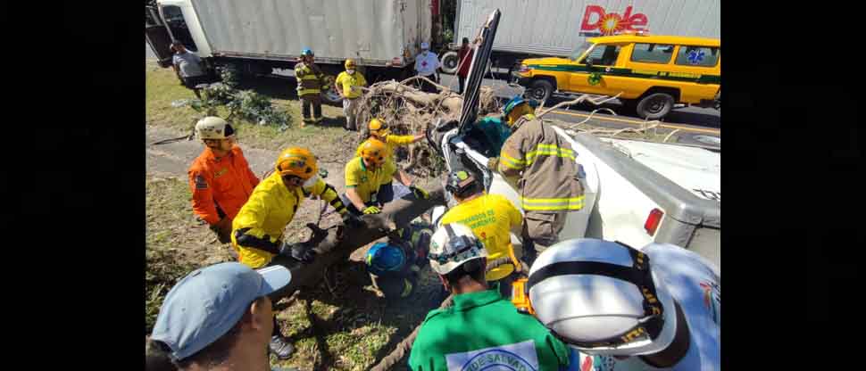 Reportan persona atrapada tras accidente en carretera de Oro, sentido de Soyapango hacia Apopa
