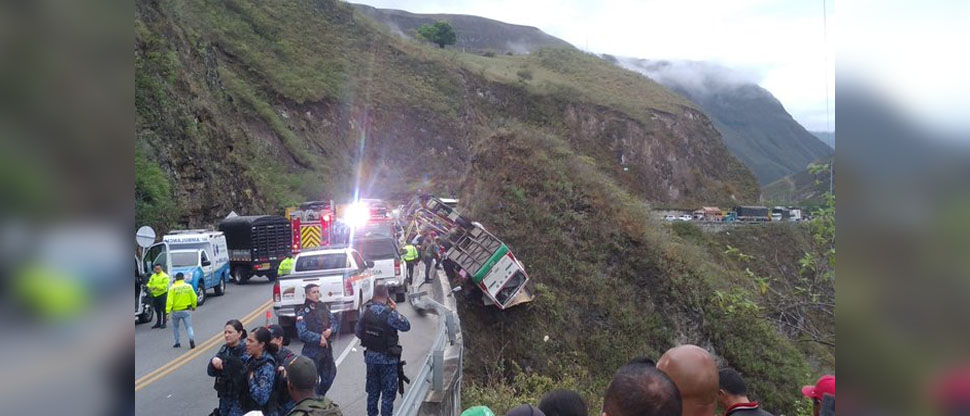 Al menos 20 personas perdieron la vida luego que el autobús donde viajaban volcó en Colombia