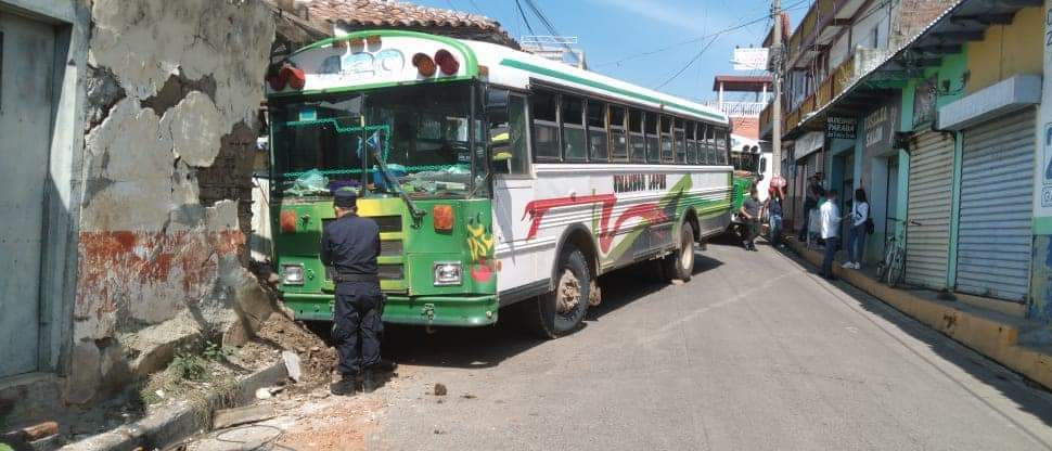 Autobús de la ruta 420 se estrella contra muro de una casa en Santa Rosa de Lima