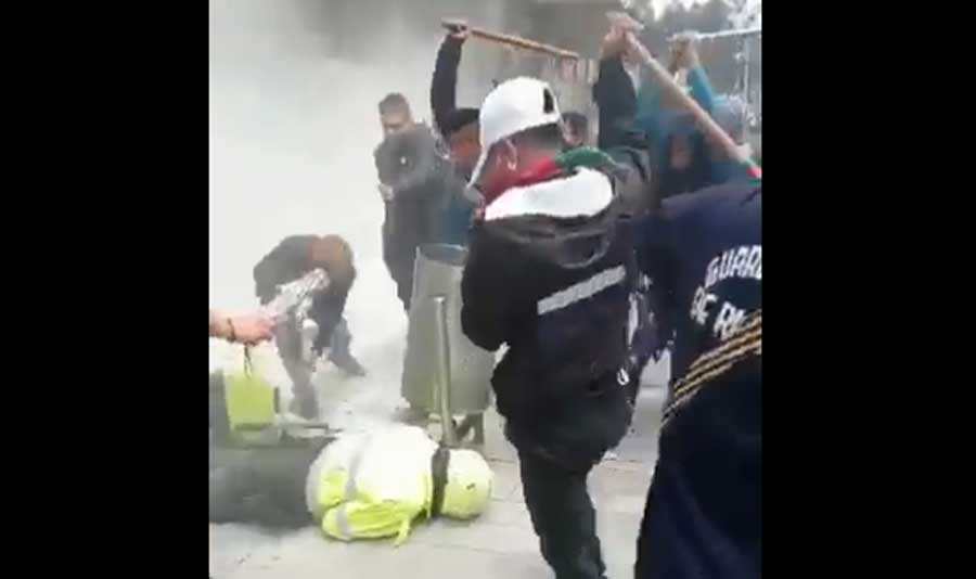 Protestas en Bogotá: manifestantes apalean a policía tendido en el suelo (VIDEO)
