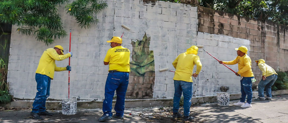 Reos del programa Cero Ocio eliminan grafitis de grupos pandilleriles en Santo Tomás