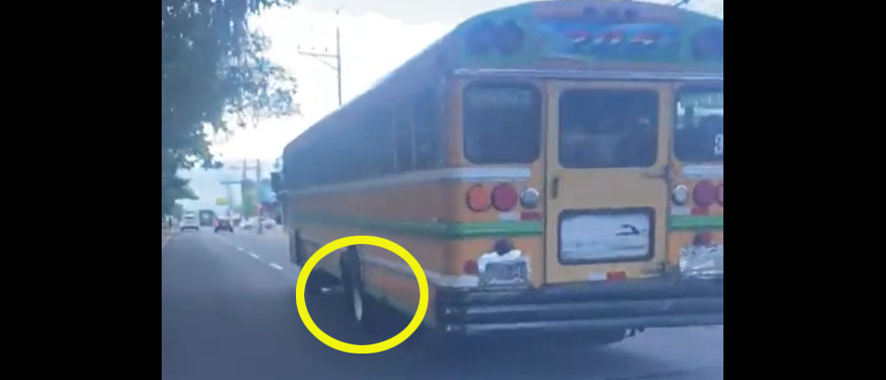 Captan a bus de la ruta 205 circulando lleno de pasajeros y con el neumático trasero explotado
