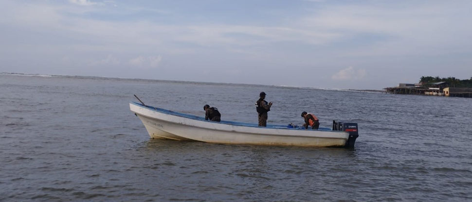 Buscan por mar y tierra a persona arrastrada por una corriente en San Luis La Herradura