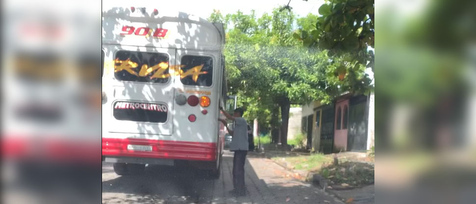 Viralizan a busero que paró el tráfico para ayudar a una abuelita en San Miguel