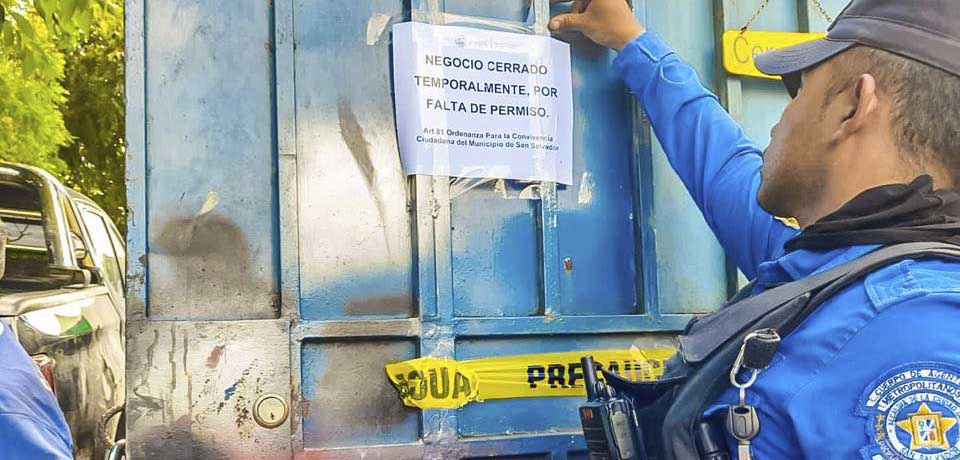 Cierran taller automotriz por falta de permisos y obstruir la vía pública