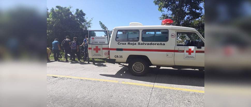 Vivo de milagro: Motociclista pierde el control de su vehículo y cae a barranco en El Boquerón