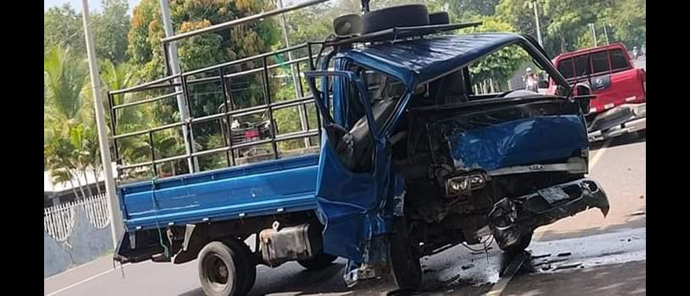 Camión impacta con la parte trasera de pick up en San Francisco Menéndez
