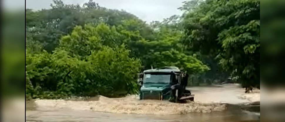 Héroe anónimo: Camionero ayuda a evacuar a afectados por el desborde del río Grande