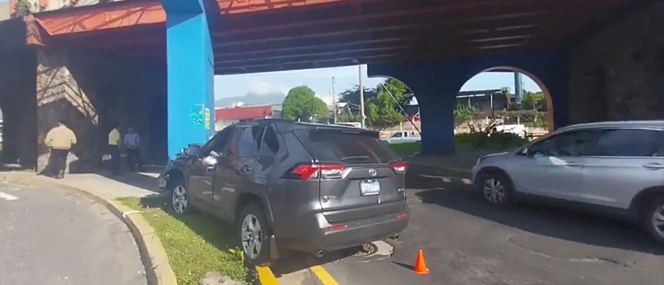 Camioneta choca frontalmente contra columna del monumento Hermano Bienvenido a Casa