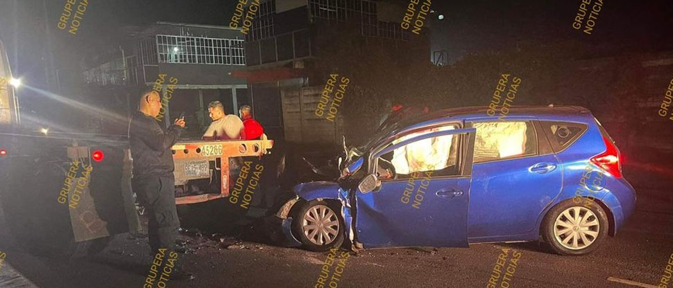 Joven que conducía a excesiva velocidad queda grave tras estrellarse contra rastra en Sonsonate