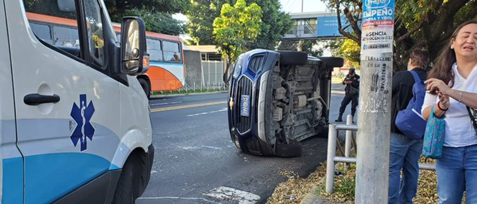 Automovilista irrespeta luz roja del semáforo en la 25 avenida norte y provoca fuerte colisión