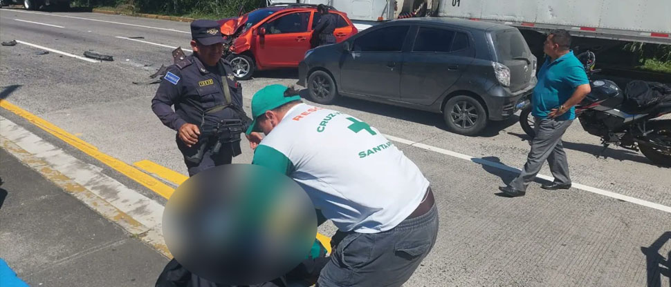 Auxilian a dos lesionados tras choque entre dos autos compactos y motocicleta en carretera a Comalapa