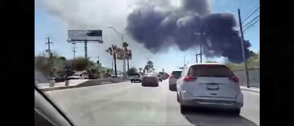 VIDEO: Por ir grabando un incendio con su celular, conductor choca contra otro vehículo   
