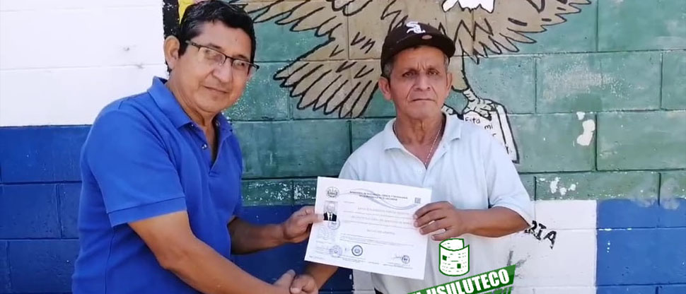 Ejemplo de superación: Hombre de la tercera edad se gradúa de Bachiller en Usulután