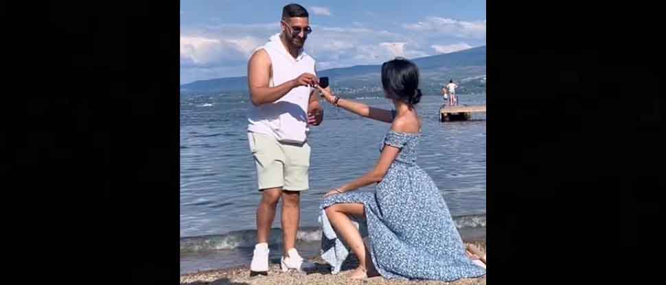 VIDEO: Critican a mujer por arrodillarse y pedirle matrimonio a su novio