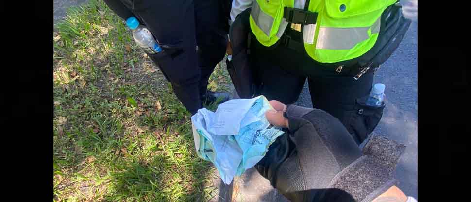 Motociclista se gana doble infracción por circular sin placa y botar la esquela impuesta