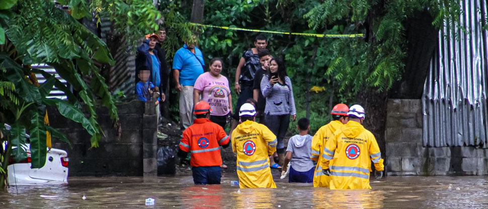 Protección Civil evacúa a habitantes de la colonia El Prado en San Miguel