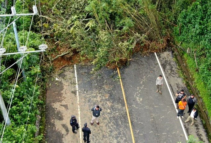 Reportan derrumbe de gran proporción y paso completamente bloqueado en Ruta de las Flores