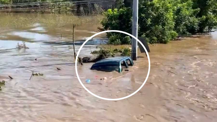 VIDEO:  Pick-up queda completamente inundado al intentar cruzar por sector de la carretera El Litoral