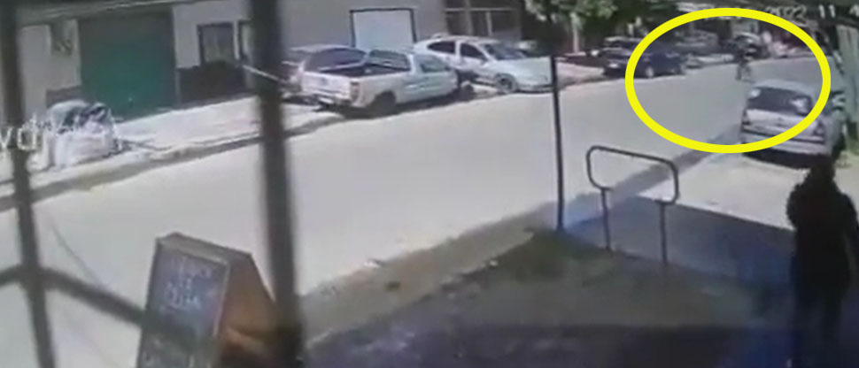 Captan instante cuando hombre le arrebata la vida a su expareja en plena calle