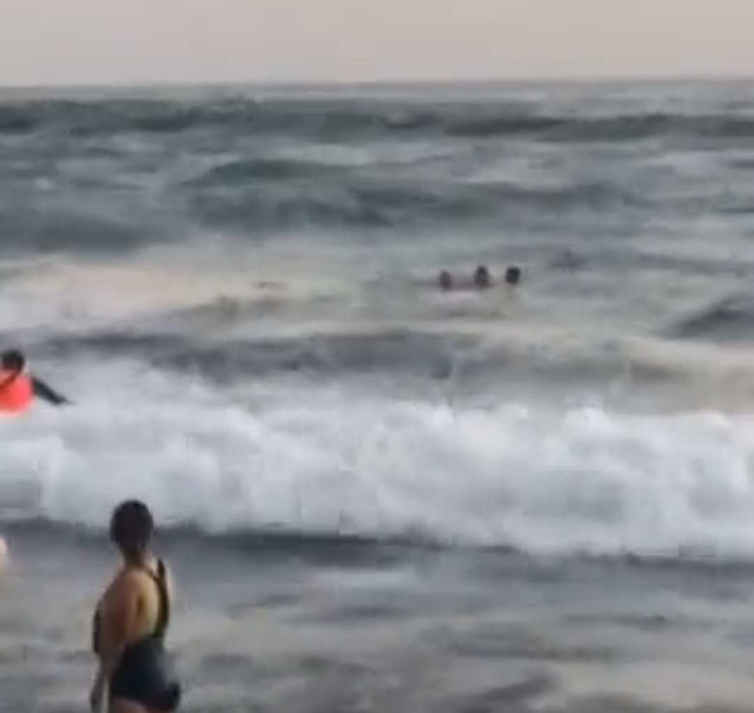 Guardavidas salvan a un hombre que era arrastrado por las olas en playa Majahual