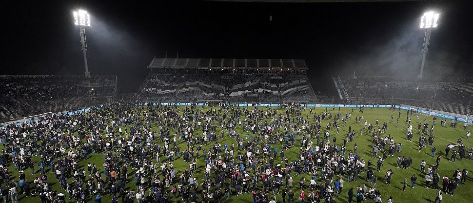 Noche trágica para el fútbol argentino: Un hincha perdió la vida en graves disturbios en La Plata 