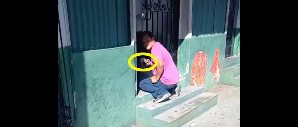 Con las manos en la masa: Captan a hombre forzando un candado para robar en local comercial