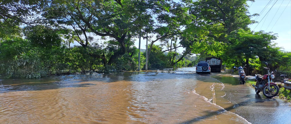 Restringen el tráfico para vehículos livianos en la carretera Litoral por desborde del río Grande