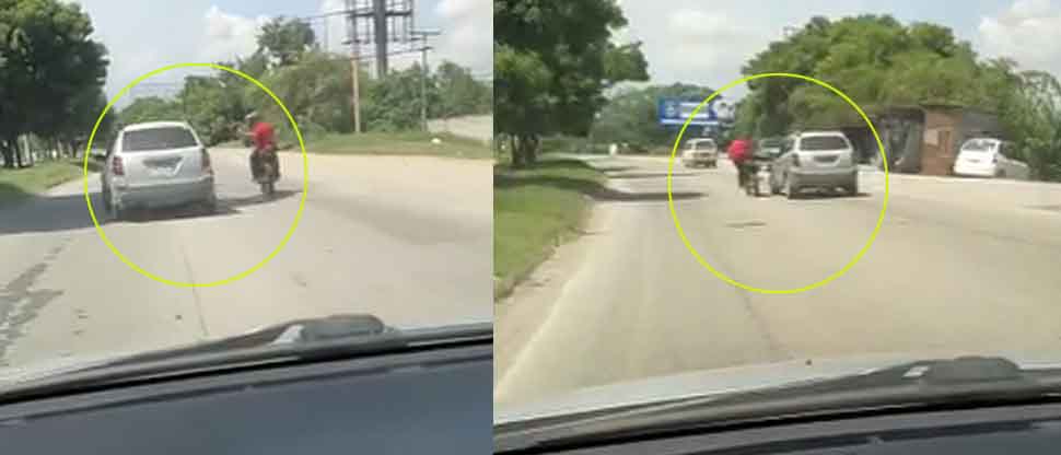 Motociclista molesto ante maniobra de conductor golpea la puerta del auto; terminó accidentándose