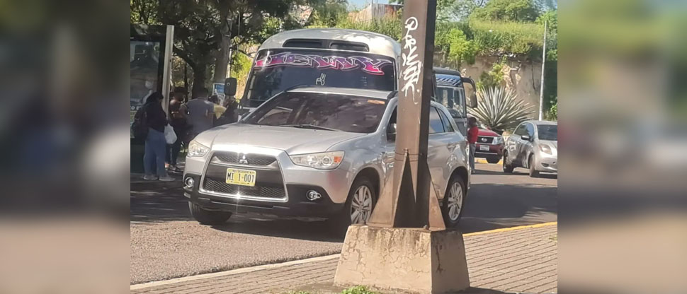 Microbusero de la ruta 45 de Apopa se estrella contra camioneta del cuerpo diplomático