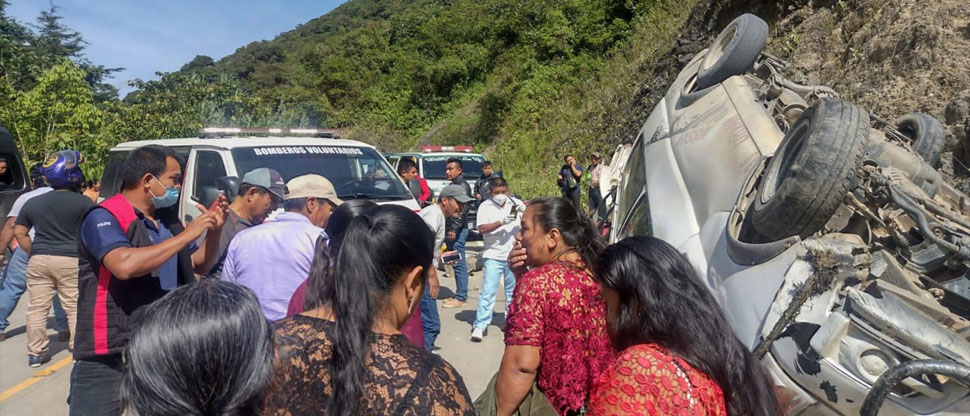 Microbús vuelca dejando un saldo de 13 personas lesionadas en Alta Verapaz