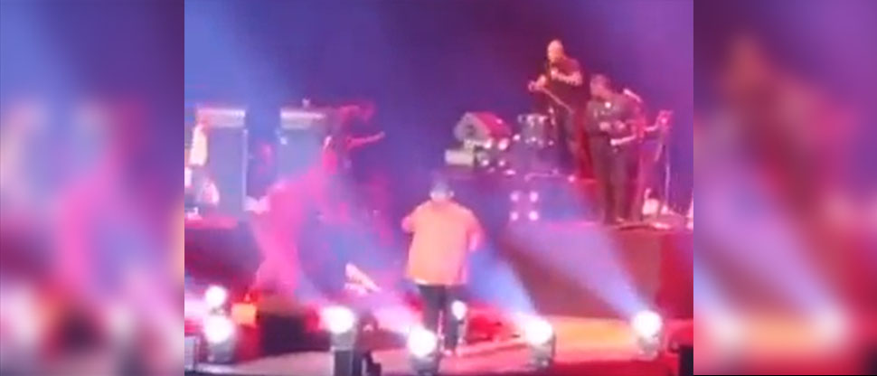 VIDEO: Cantante de música urbana se desploma y pierde la vida en pleno concierto