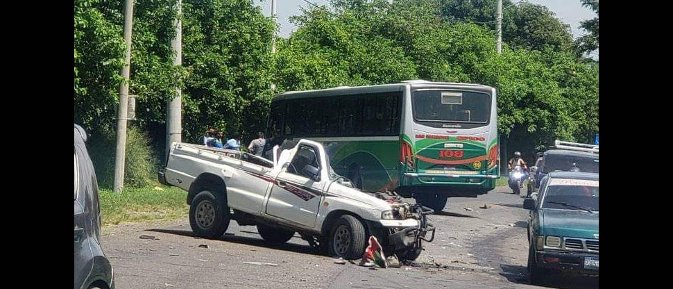Captan choque entre bus de la ruta 108 y pick up en el desvío a Opico donde perdió la vida una persona 
