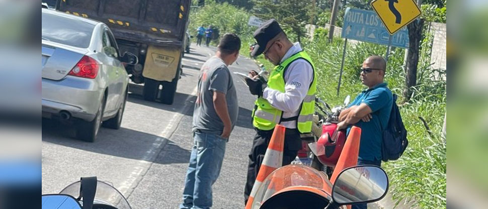 Multan a motociclista por llevar a acompañante sin casco de seguridad