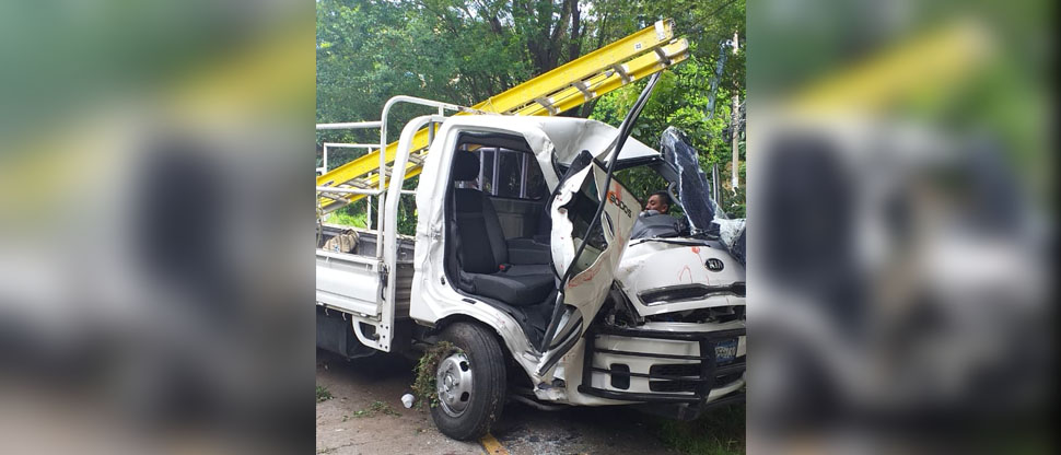 Rescatan a mujer atrapada en cabina de camión tras aparatoso accidente cerca del aeropuerto