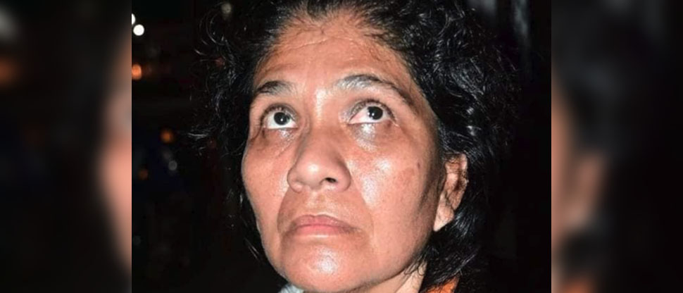 Extraño caso: Mujer se queda viendo fijamente la luna durante cinco horas