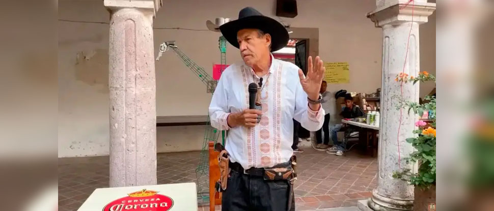 Suspenden a polémico sacerdote de 71 años apodado “Padre Pistolas”