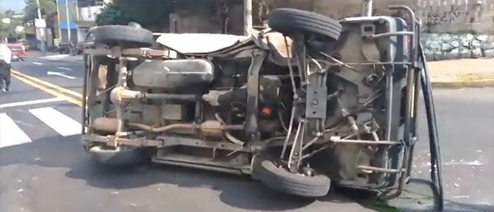 Vehículo tipo panel vuelca tras chocar contra un auto compacto en el bulevar Venezuela