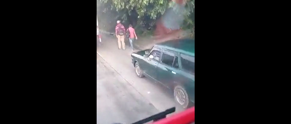 Peatones le dan lección a automovilista que quería sobrepasar por el carril de emergencia